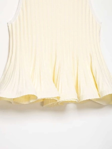 Gros plan sur le débardeur en maille crème avec texture côtelée et ourlet volanté