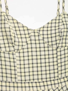 Detail des gelben Karo-Midikleids mit verstellbaren Trägern und Bustier-Oberteil