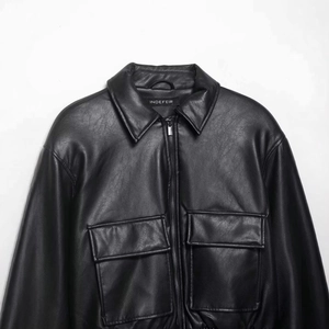 Veste minimaliste en similicuir noir avec grandes poches plaquées et taille côtelée