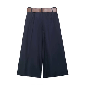 Pantalon large bleu marine pour femme avec ceinture en cuir marron et taille haute