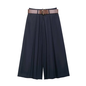 Pantalon large bleu foncé pour femme avec ceinture en cuir marron et boucle dorée