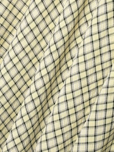 Nahaufnahme von gelbem Karostoff mit Seersucker-Struktur für ein Sommerkleid