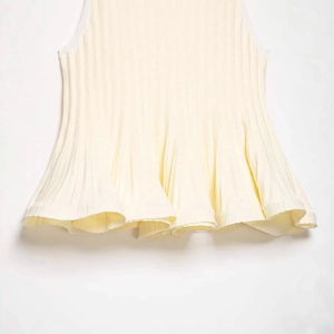 Débardeur en maille côtelée beige pour femme avec ourlet à volants et texture douce