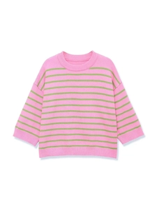 Détail du pull en maille à rayures roses et vertes avec texture côtelée fine