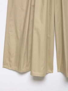 Détails du tissu en sergé de coton kaki du pantalon large avec un drapé fluide naturel