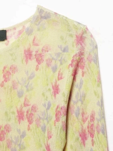 Détails du haut en maille transparente avec motif floral rose et violet sur jaune