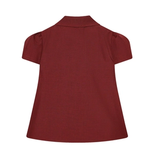 Détail de chemise rouge foncé à motif pied-de-poule avec col et manches bouffantes