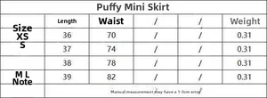 Guide des tailles pour mini-jupe plissée en satin montrant la longueur et la taille