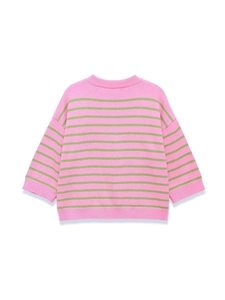 Détail d'un pull en maille rayé rose et vert avec bords-côtes et texture col rond doux