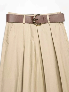 Détail du pantalon beige taille haute avec ceinture marron et boucle dorée ronde