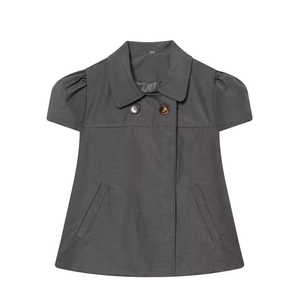 Robe grise à carreaux à manches courtes avec col à revers sur fond blanc neutre