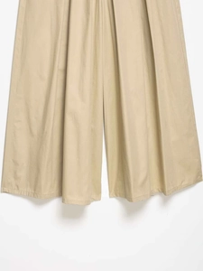 Détail du pantalon large kaki en coton de qualité avec des coutures et finitions soignées