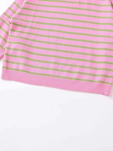 Détail du pull en maille à rayures rose et vert montrant l'ourlet côtelé fin et doux