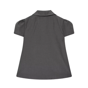 Détail de chemise à carreaux manches courtes avec col à revers et manches bouffantes