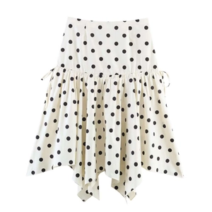 Detailansicht Midirock mit Polka-Dots, hohem Bund, Rüschensaum und Tunnelzug-Details