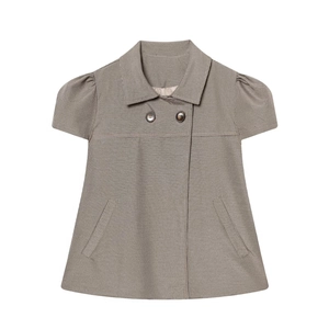 Détail d'une veste à carreaux à manches courtes avec col à revers et boutons à double boutonnage