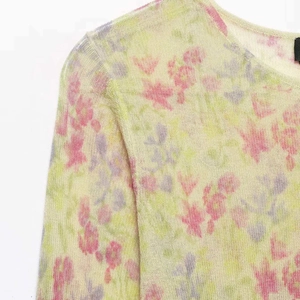 Haut en tricot de mesh léger à fleurs avec motifs roses et violets sur fond beige