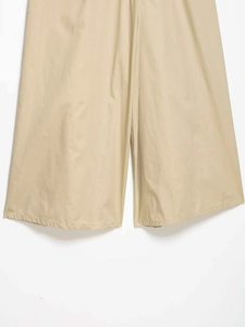 Détail du pantalon large kaki en coton mélangé léger avec une texture de tissu doux