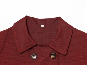Détail du col de chemise à petits carreaux rouges avec boutons aspect marbre et tissu