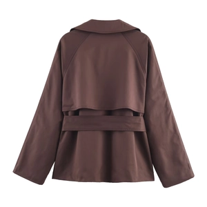 Dettaglio del retro di un trench corto marrone scuro con patta antipioggia e cintura
