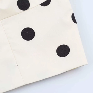 Nahaufnahme der schwarz-weißen Polka-Dot-Stofftextur mit feinen Webdetails