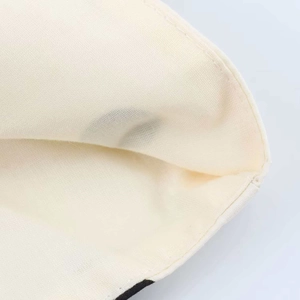 Detail aus cremeweißem Segeltuch mit verstärkten Nähten und hochwertiger Textur