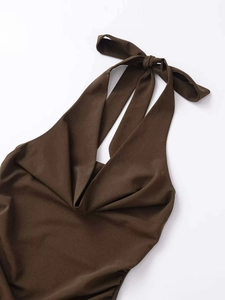 Detail des dunkelbraunen Neckholder-Kleids mit strukturiertem Stoff und Schleife