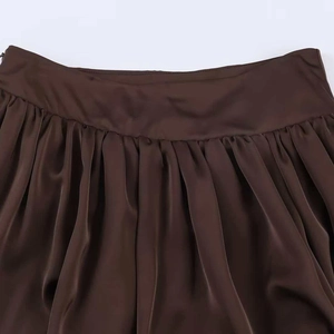 Jupe mi-longue en satin marron foncé à taille haute et détails plissés
