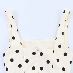 Detail eines Vintage-Polka-Dot-Tops mit eckigem Ausschnitt und Rückenreißverschluss