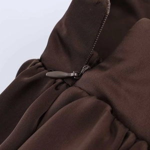 Jupe en satin marron foncé à taille haute avec détail de fermeture éclair invisible