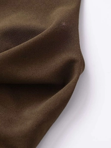 Detailaufnahme von dunkelbraunem Gewebe mit feiner Textur und hochwertigen Nähten
