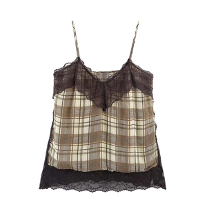 Top a canotta minimalista a quadretti con pizzo nero e spalline sottili