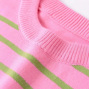 Haut en maille rayée rose et vert pour femme avec col rond et détails de texture