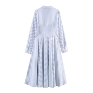 Robe mi-longue classique à rayures verticales bleues et blanches vue de dos à manches longues