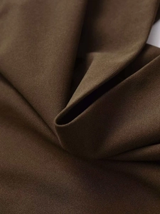 Detailaufnahme von dunkelbraunem Chiffon-Stoff mit einer weichen matten Textur