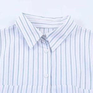 Robe chemise classique à rayures bleues et blanches avec col à revers et boutons blancs