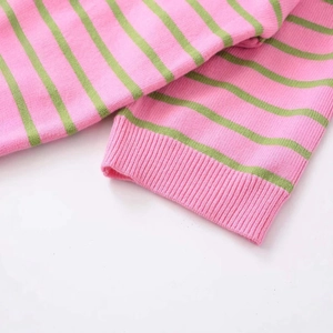 Haut en maille rayée pour femme avec contraste rose et vert au style minimaliste