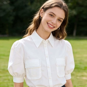 Damen Weiß Kurzarmbluse Mit Kontrastnähten Doppelte Utility Taschen Puffärmel Revers Pendler Stil Sommer Top