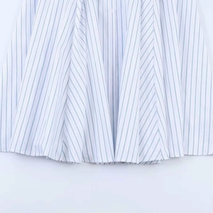 Robe chemise midi à rayures bleues et blanches avec ourlet plissé et boutonnage