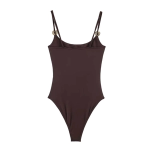 Dettaglio body marrone scuro con spalline sottili e fibbie metalliche dorate a fiore