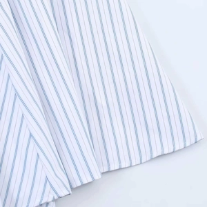 Détail du tissu en coton à rayures verticales bleu et blanc avec couture nette