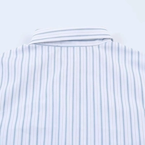 Détail de l'encolure dos et des rayures verticales sur cette robe chemise midi épurée
