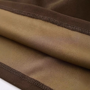 Detailaufnahme von braunem Verbundstrickgewebe mit professioneller Kantenverarbeitung