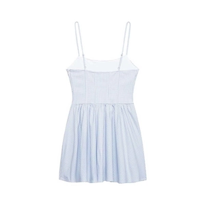 Robe d'été vichy bleue et blanche à fines bretelles et taille ajustée au style décontracté