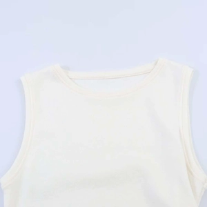 Détail de couture fine et de l'ourlet sur un débardeur en maille sans manches crème