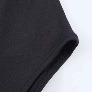 Dettaglio delle cuciture a doppio ago su tessuto elastico nero per body da donna