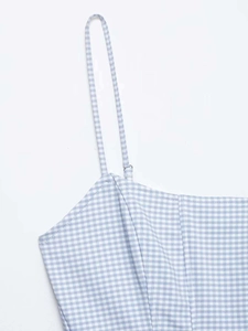 Détail du tissu vichy bleu et blanc avec fine bretelle et coupe du décolleté