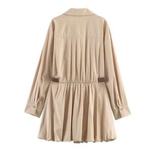 Robe chemise beige à manches longues avec plis à la taille et silhouette ballon de dos
