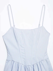 Détails de la robe à carreaux bleus et blancs avec corsage ajusté et encolure carrée élégante