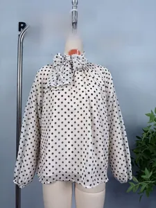 Detailansicht der gepunkteten Schluppenbluse aus Chiffon mit großer Schleife am Ausschnitt